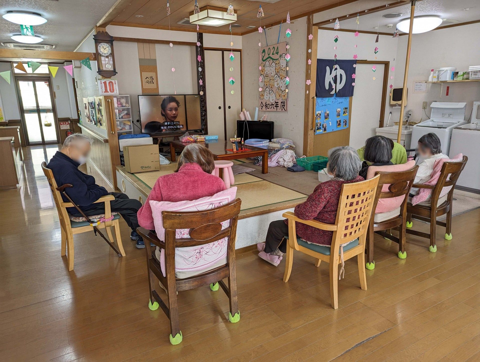 明るい廊下と部屋の扉