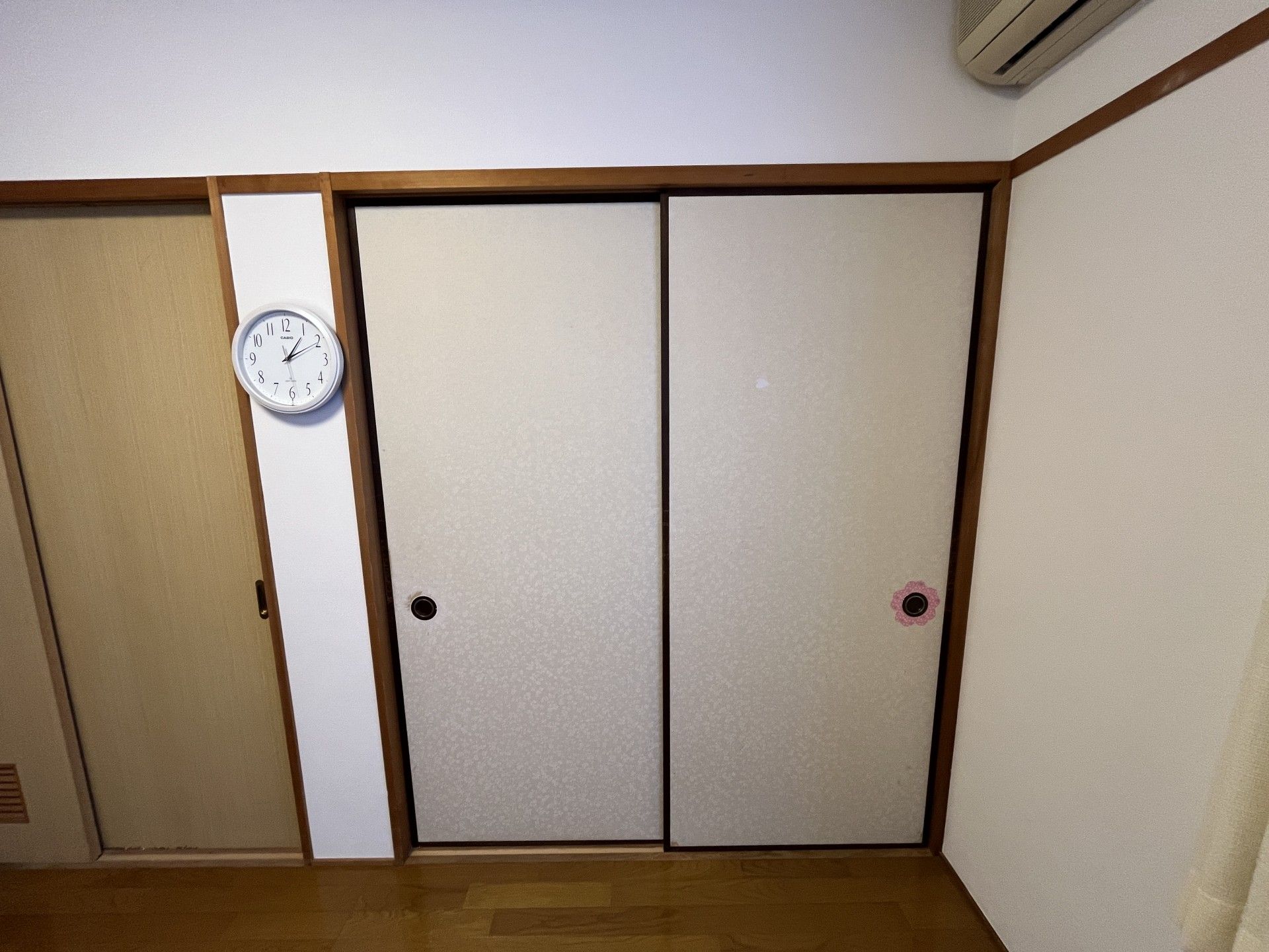 和室の片引き戸と時計
