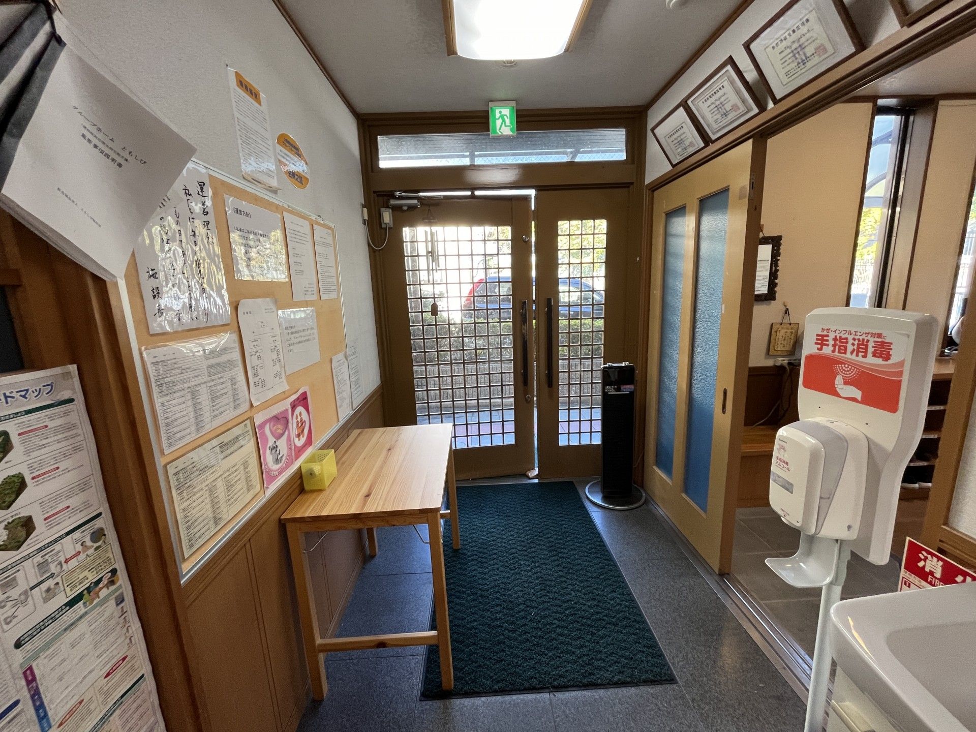 入口付近の情報掲示スペース