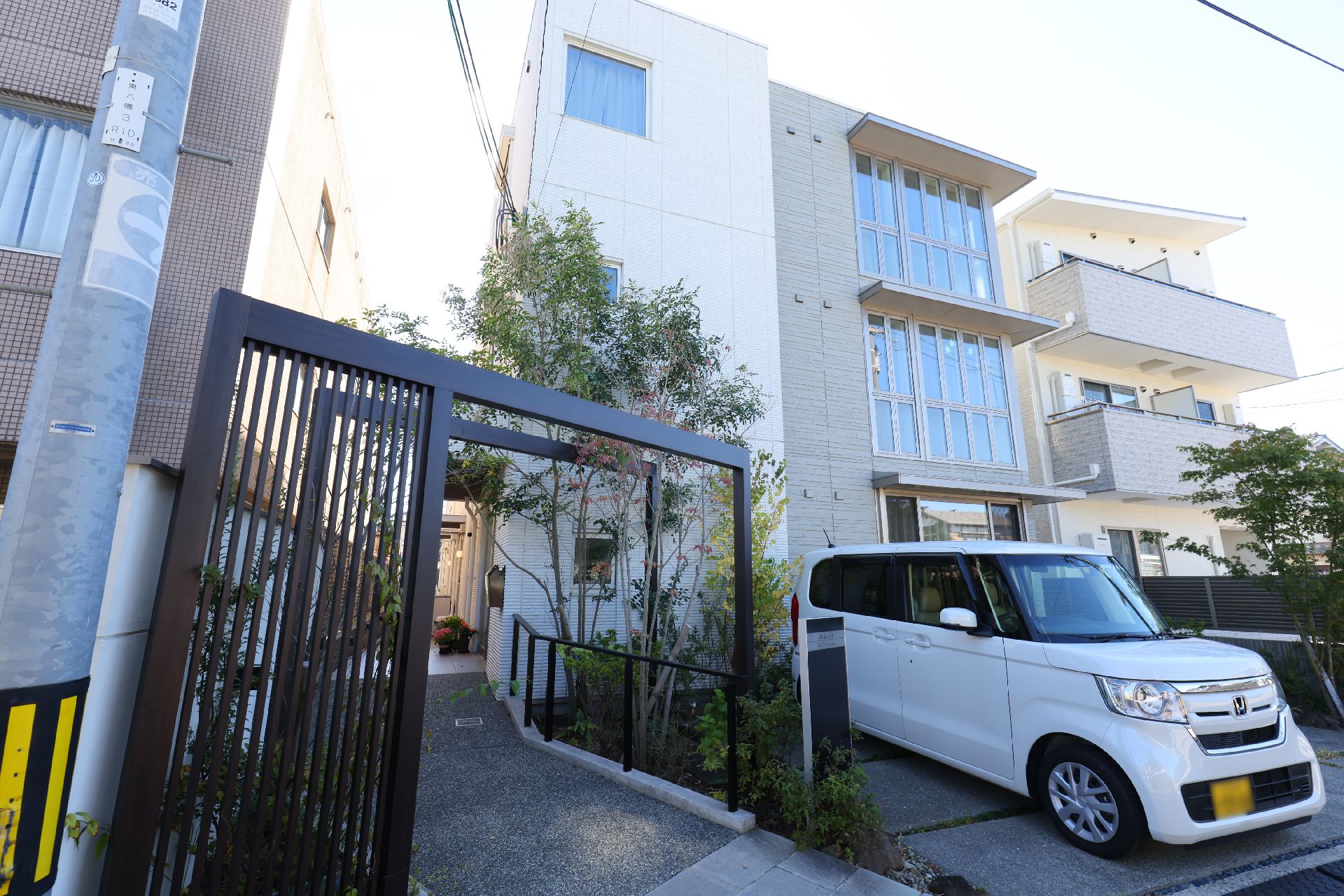 駐車場も近くに設置してある介護施設の外観