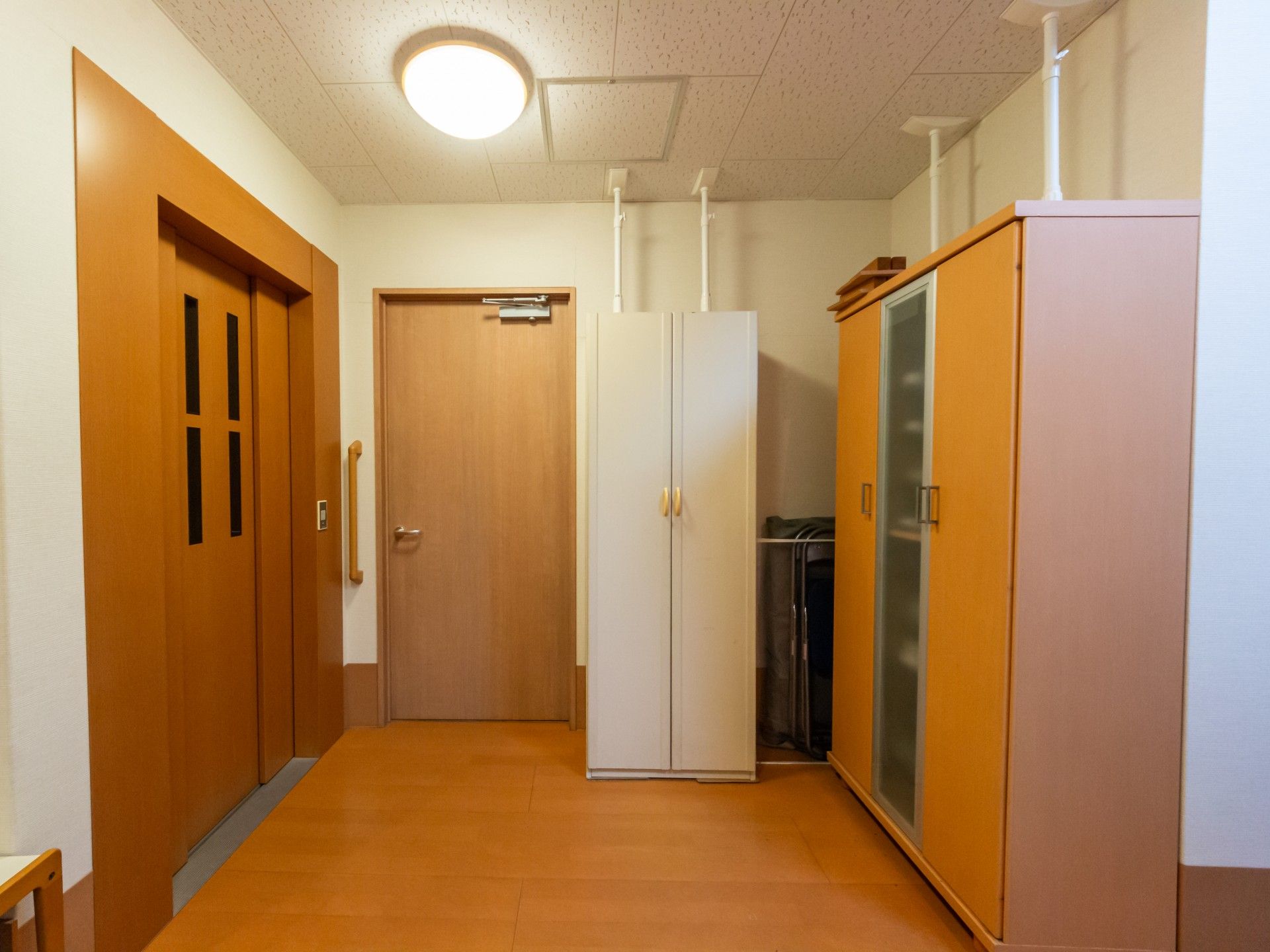 収納と扉のある廊下