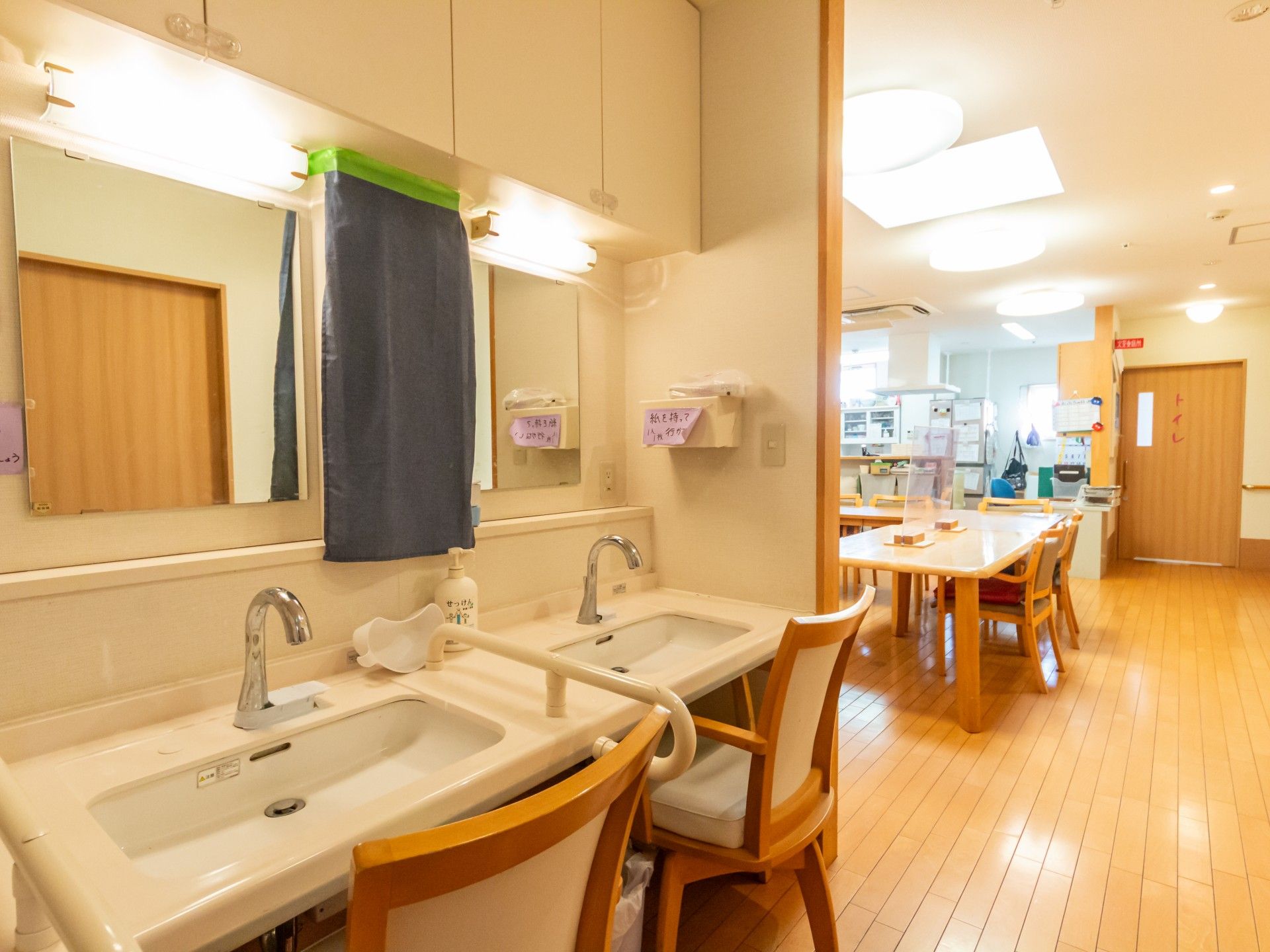 洗面台と食事スペース