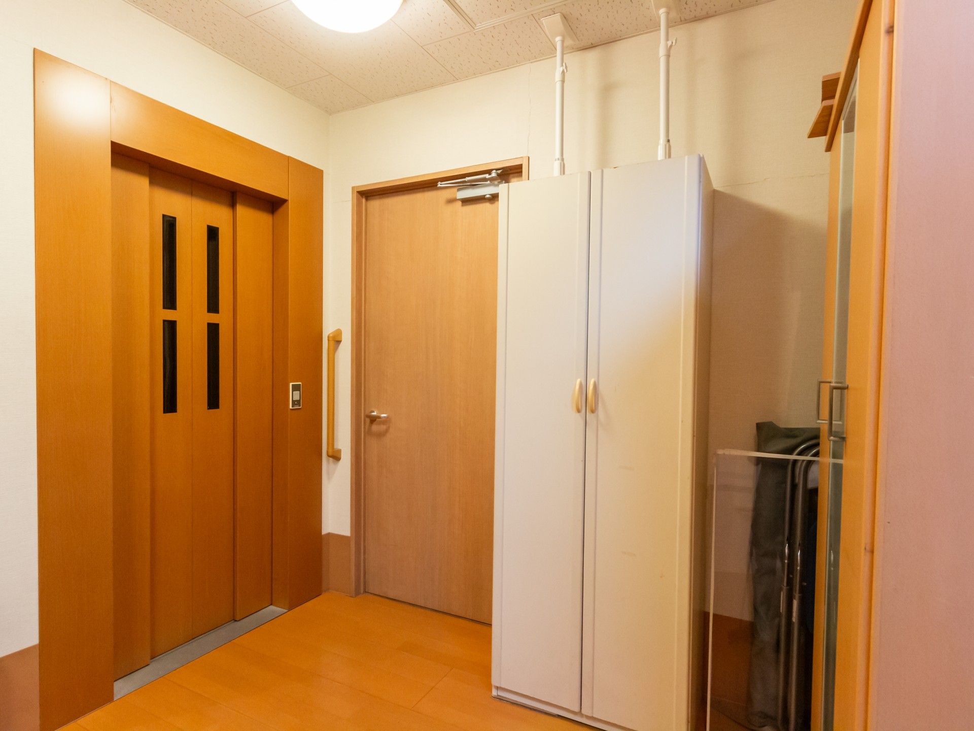 エレベーター前の廊下