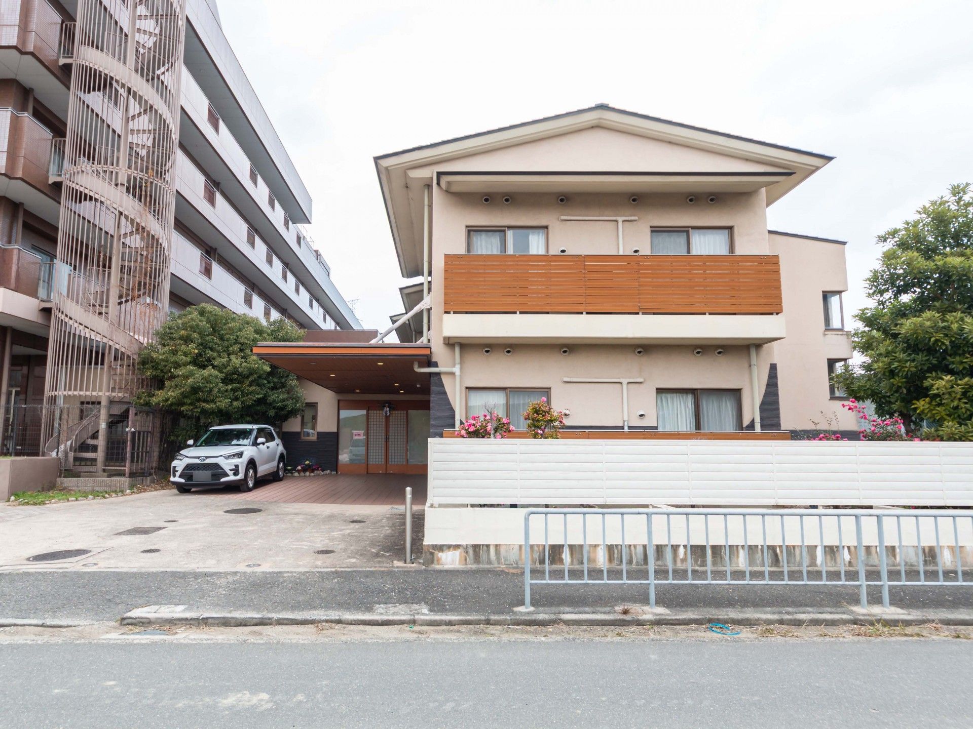 落ち着いた外観の建物