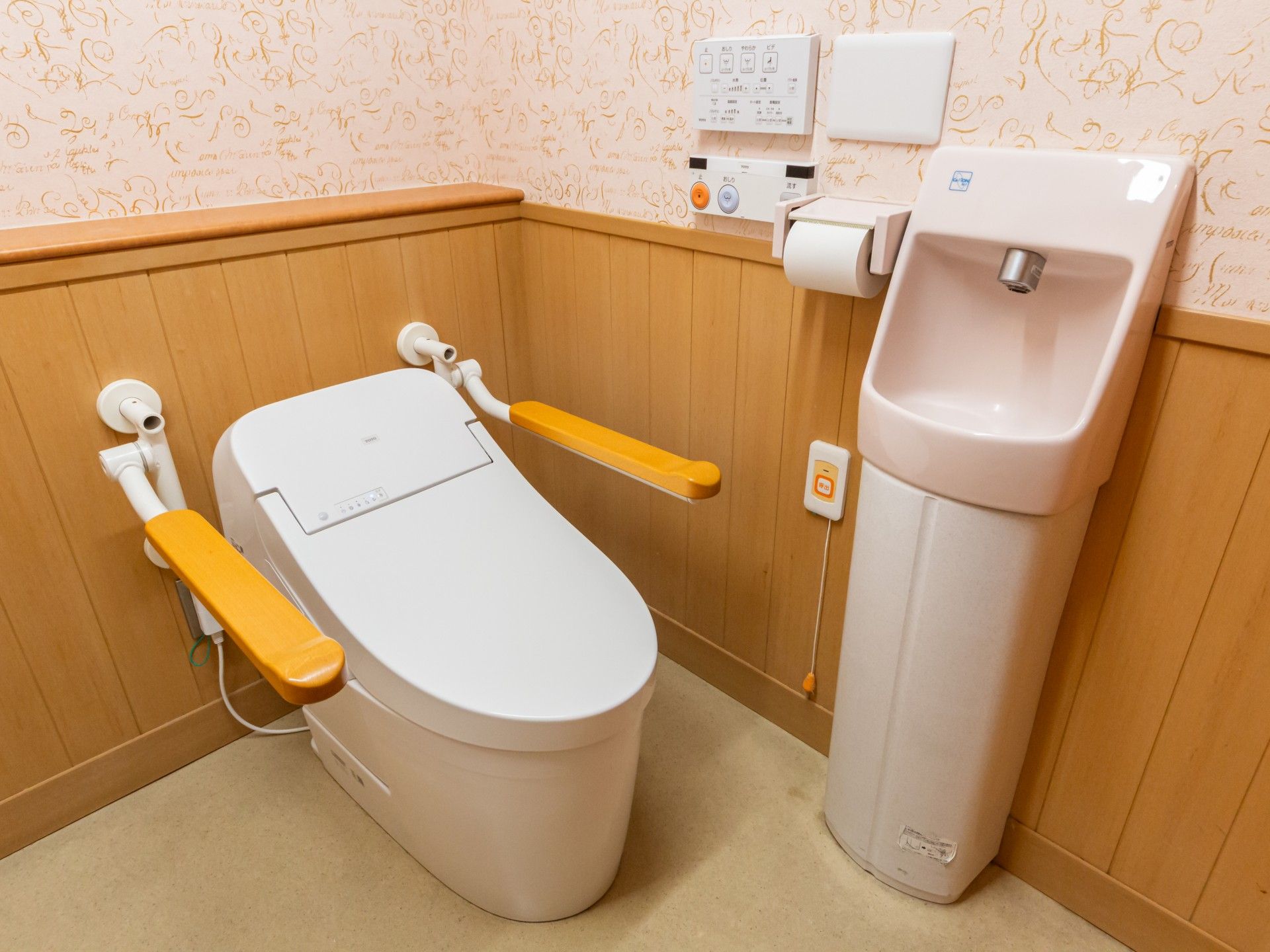 手すり付きのトイレ