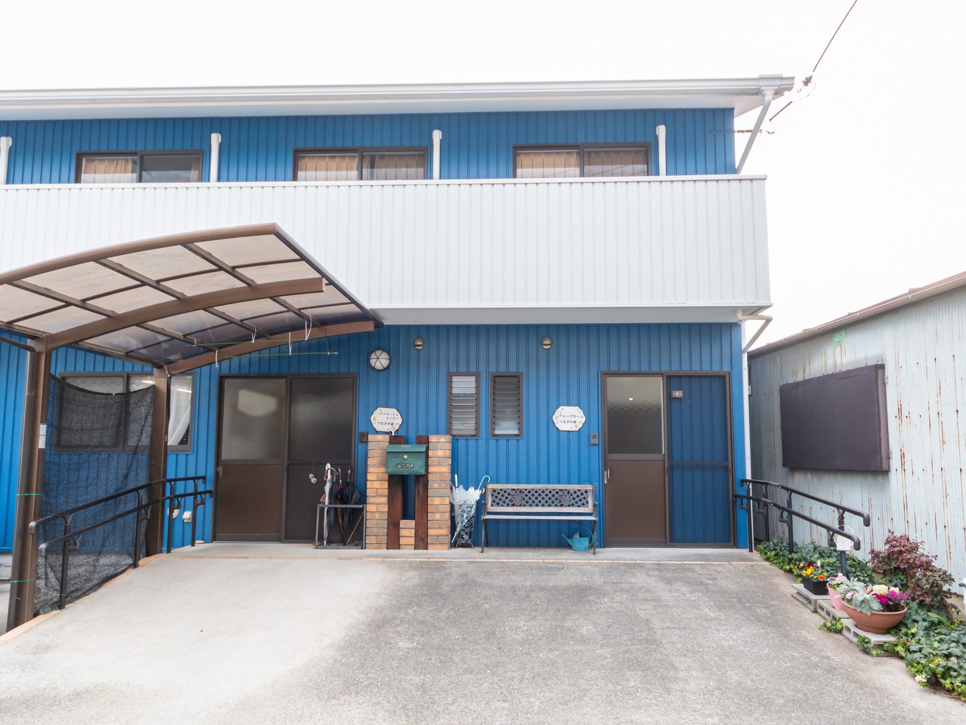 青い外壁の建物