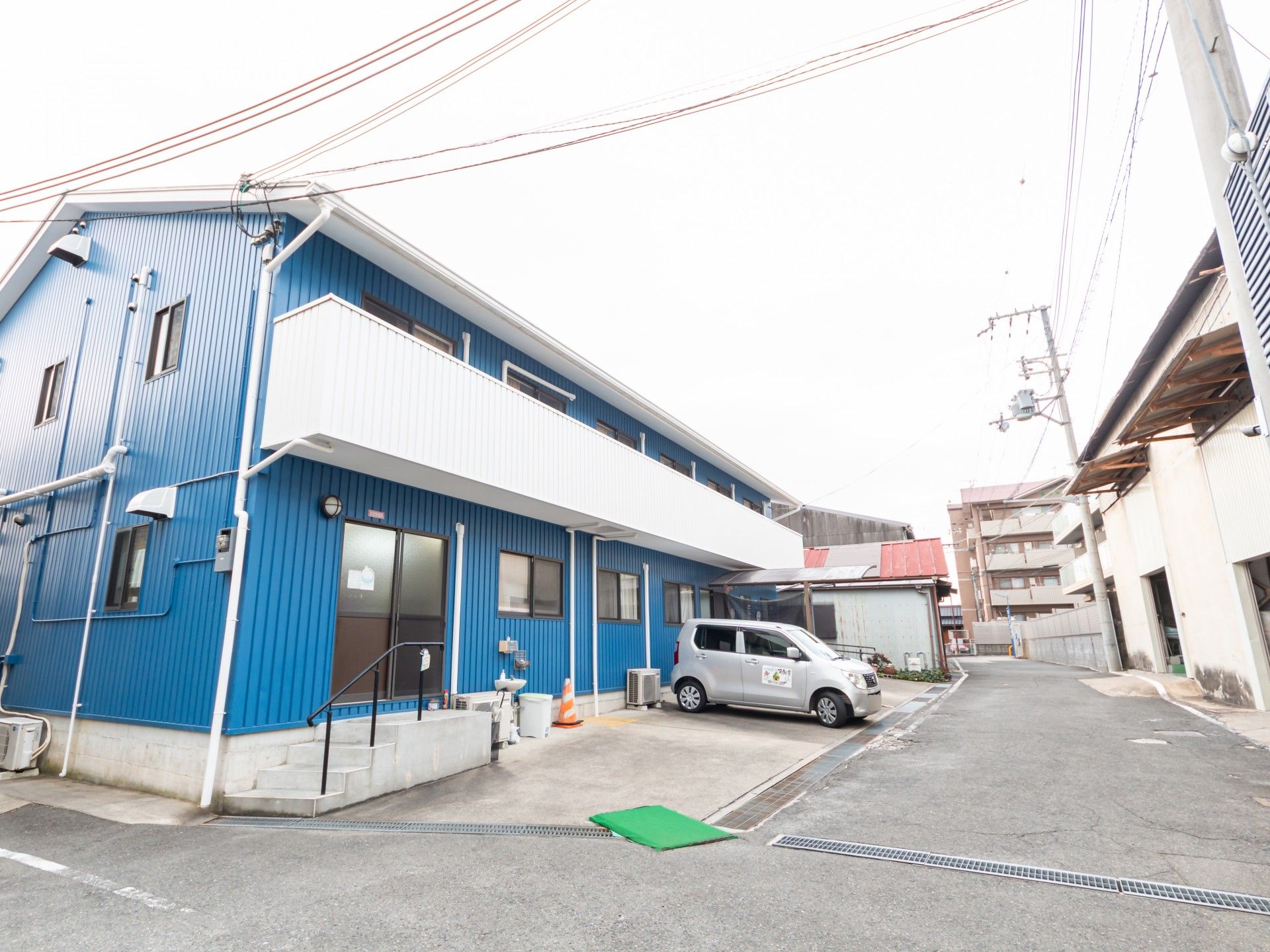 青い外壁の建物