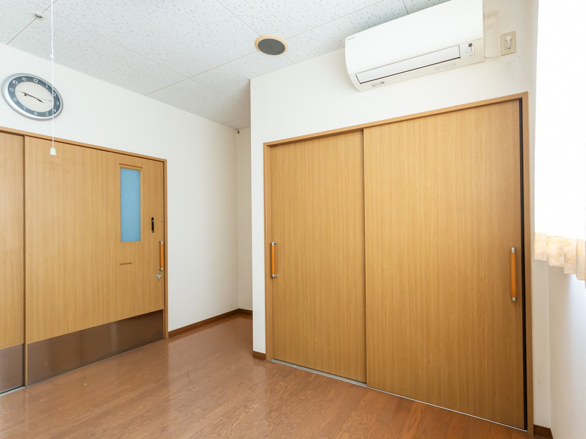 広々とした明るい部屋の入口