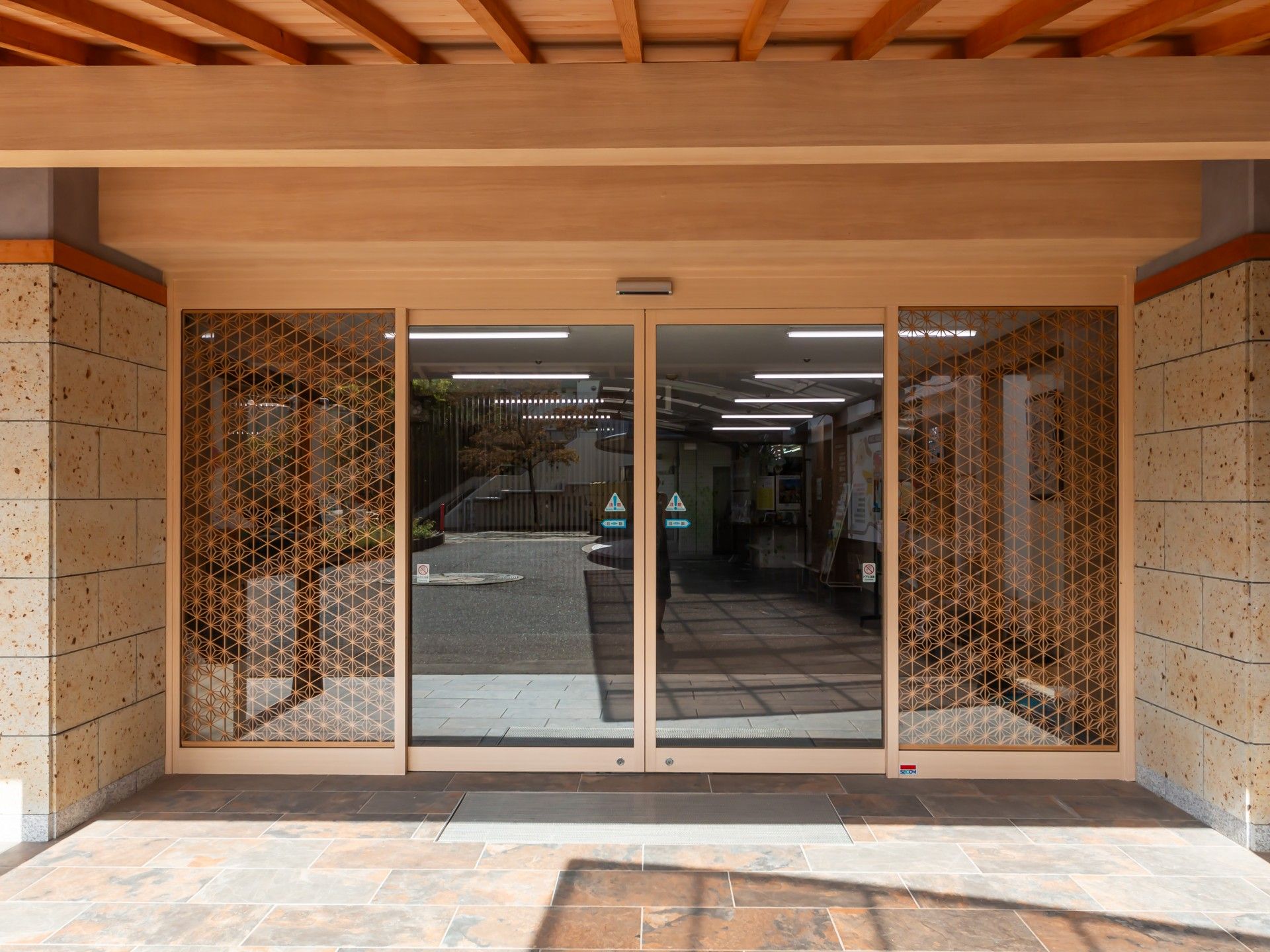 広々とした入口の施設