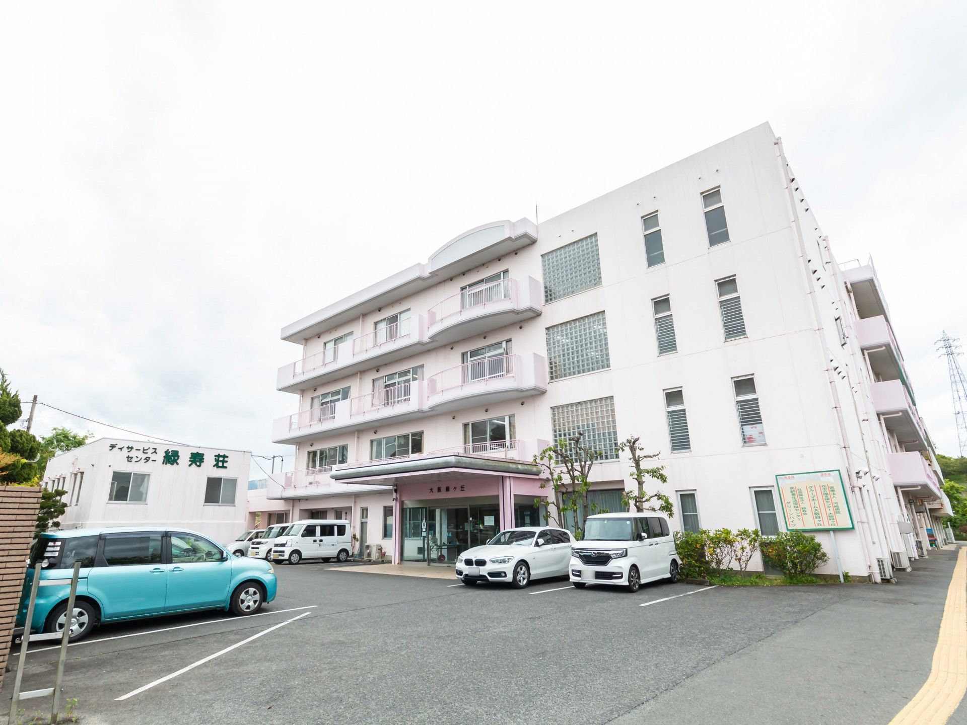 ゆったりとした建物の外観