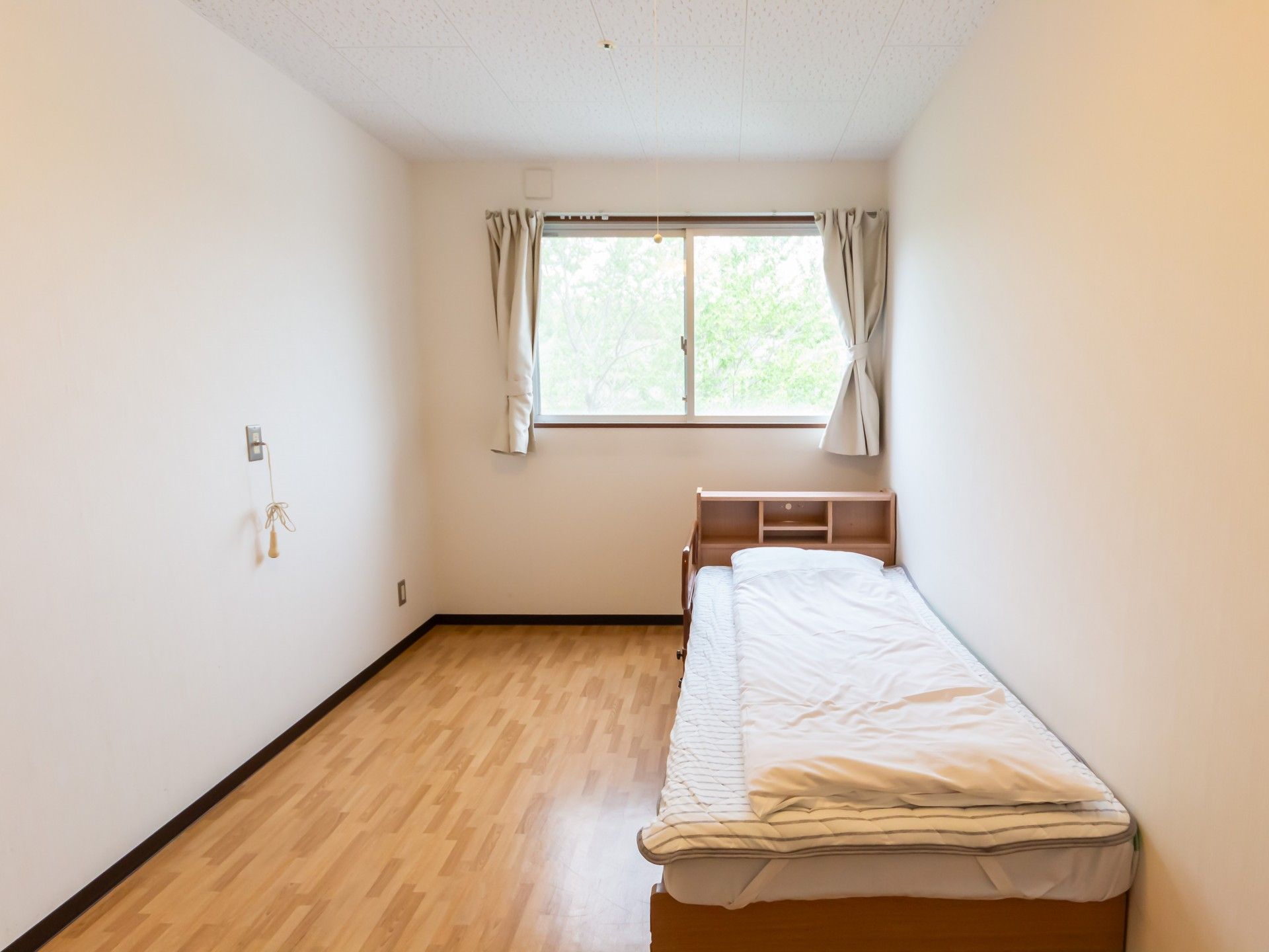 明るい個室の居室