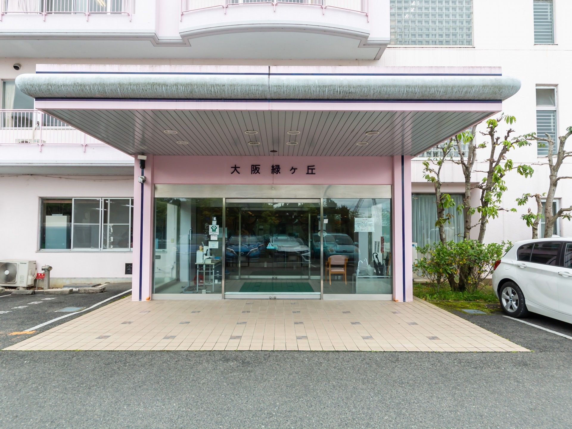 明るいエントランスの施設
