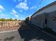 広々とした駐車場と建物の外観