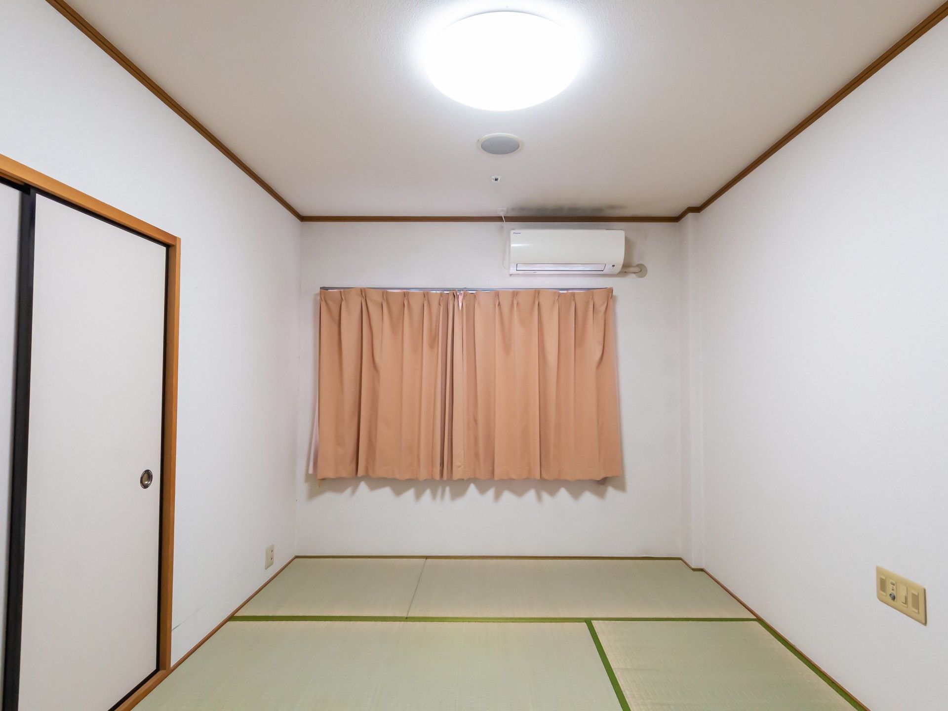 畳のある落ち着いた部屋