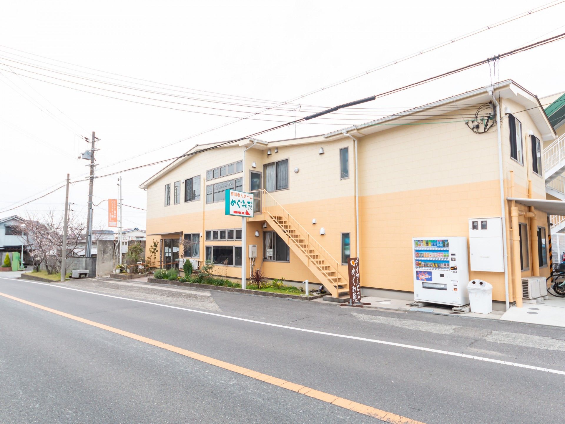 明るい外観の建物