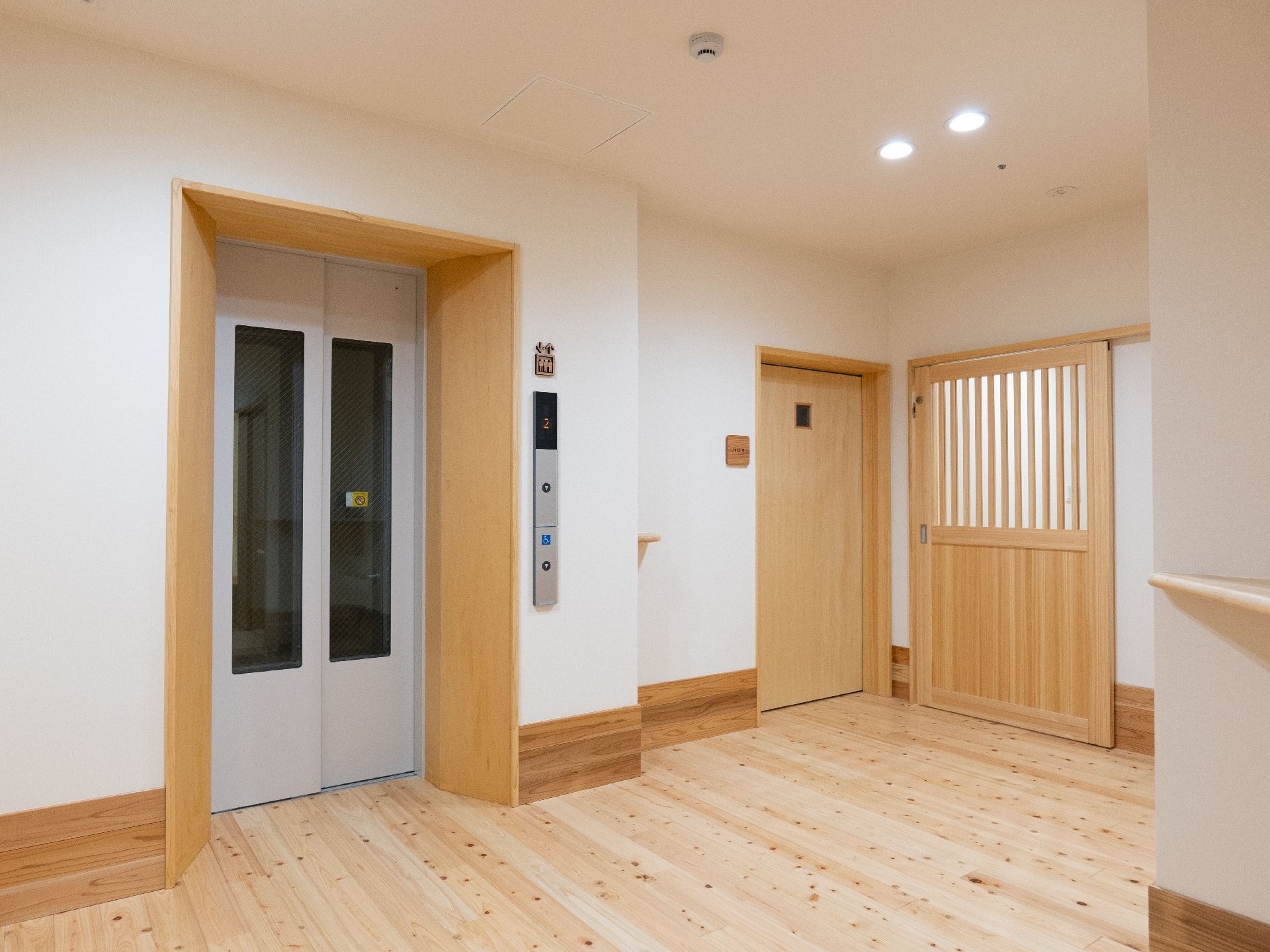安全に利用できるように館内に手すりがついているエレベーター