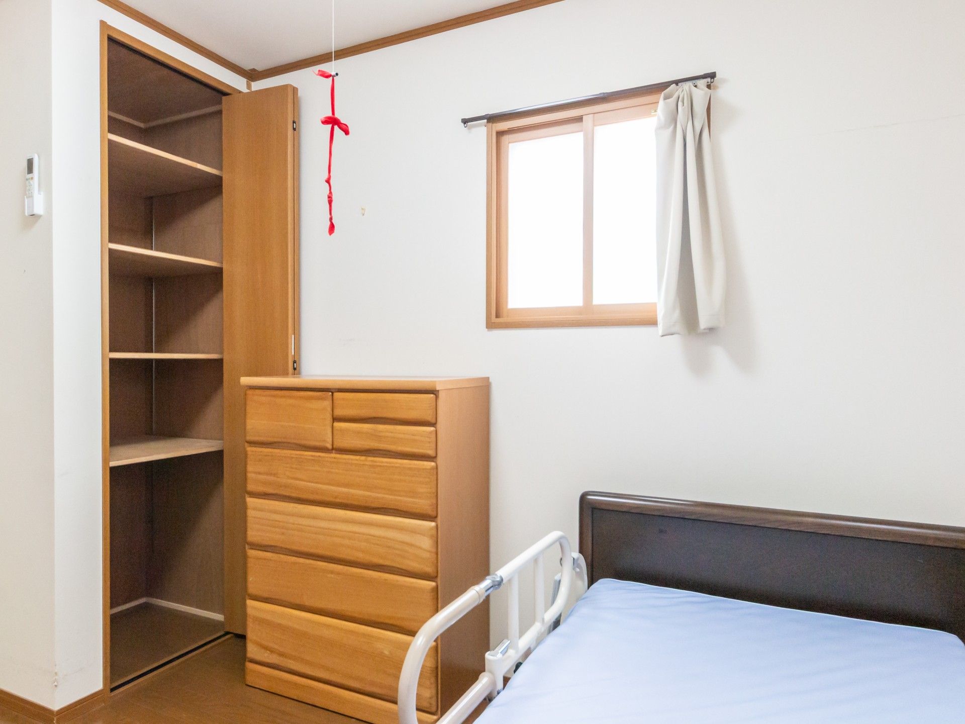 収納とベッドのある部屋