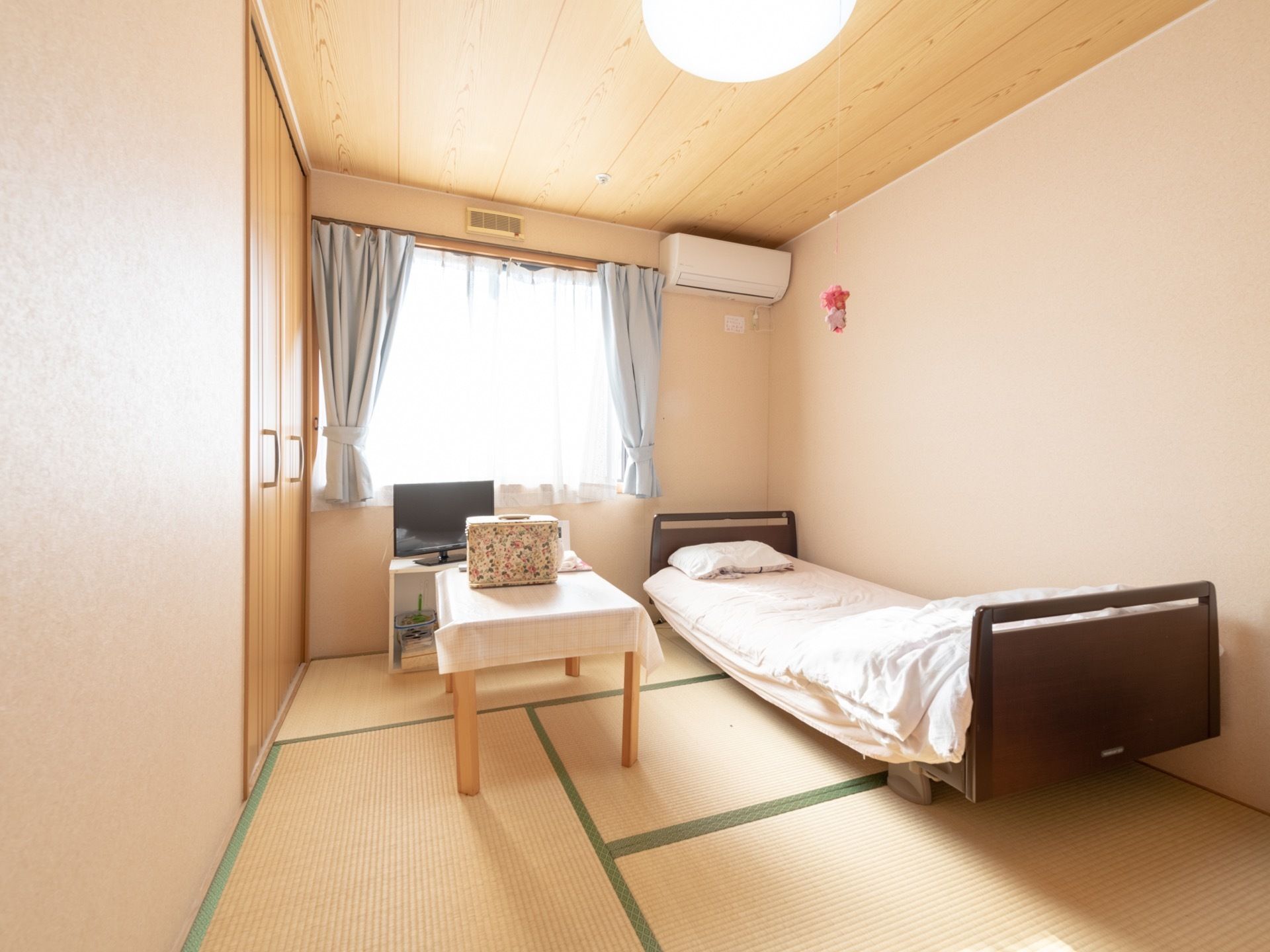 天井は板張り、床は畳敷きの和室である。ベッド、エアコン、テーブル、テレビ、クローゼットが備えられている。