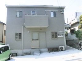 四角く無駄のない外観が印象的な施設の外観。２階建ての建物の写真
