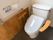 手すりが付いた小さなスペース以内にあるトイレ。施設内の特別な手すり付きのトイレの様子