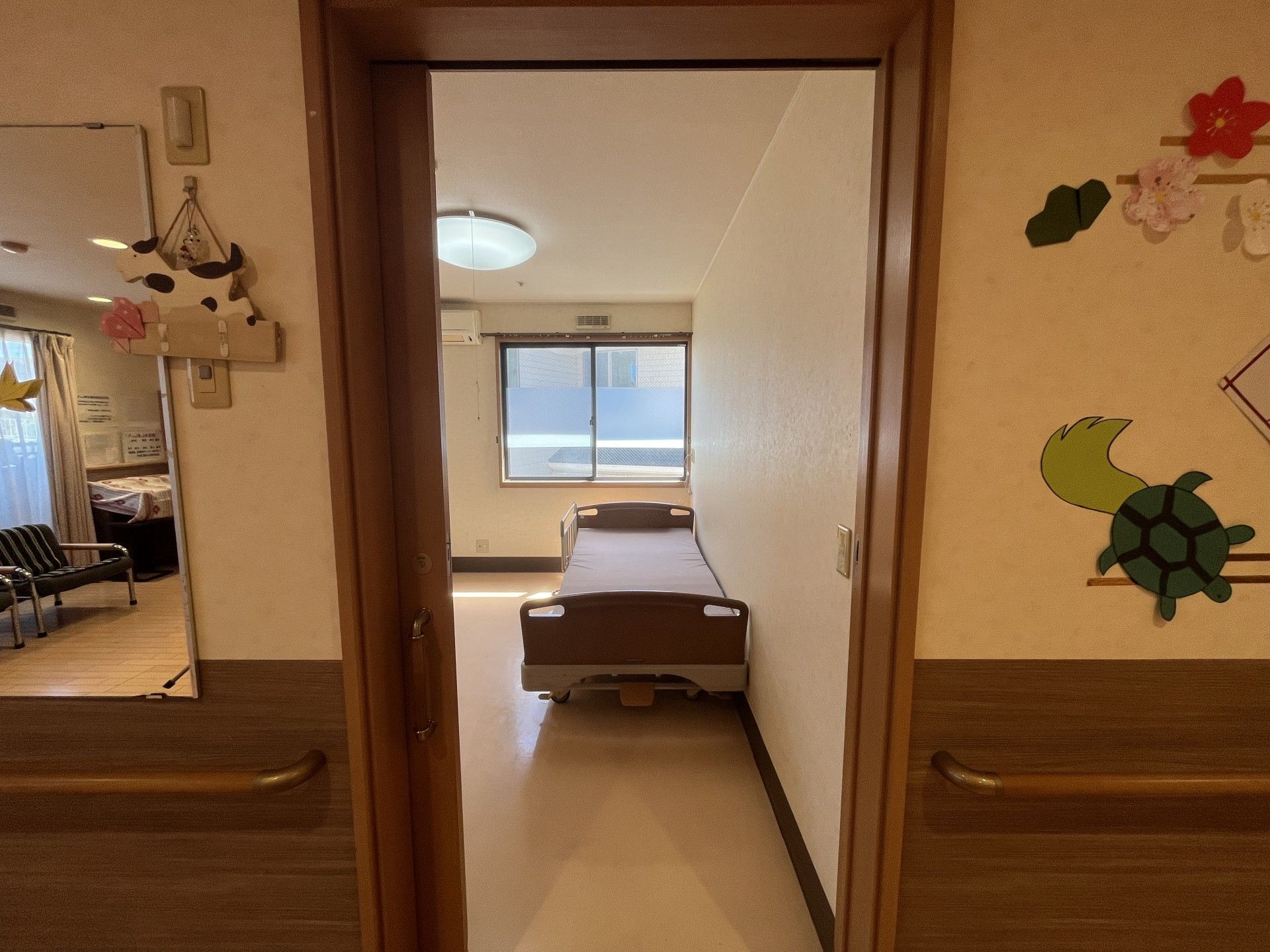 明るい個室の入口