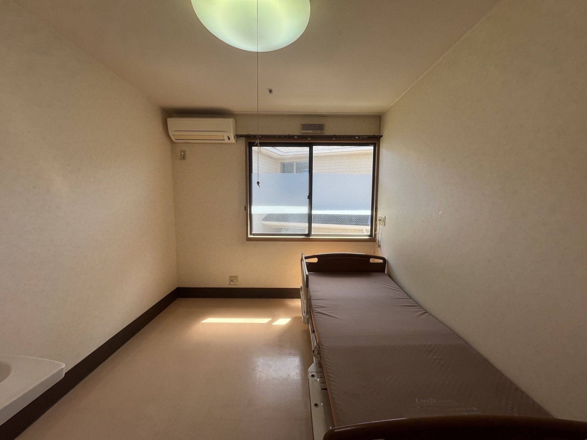 窓際のベッドルーム