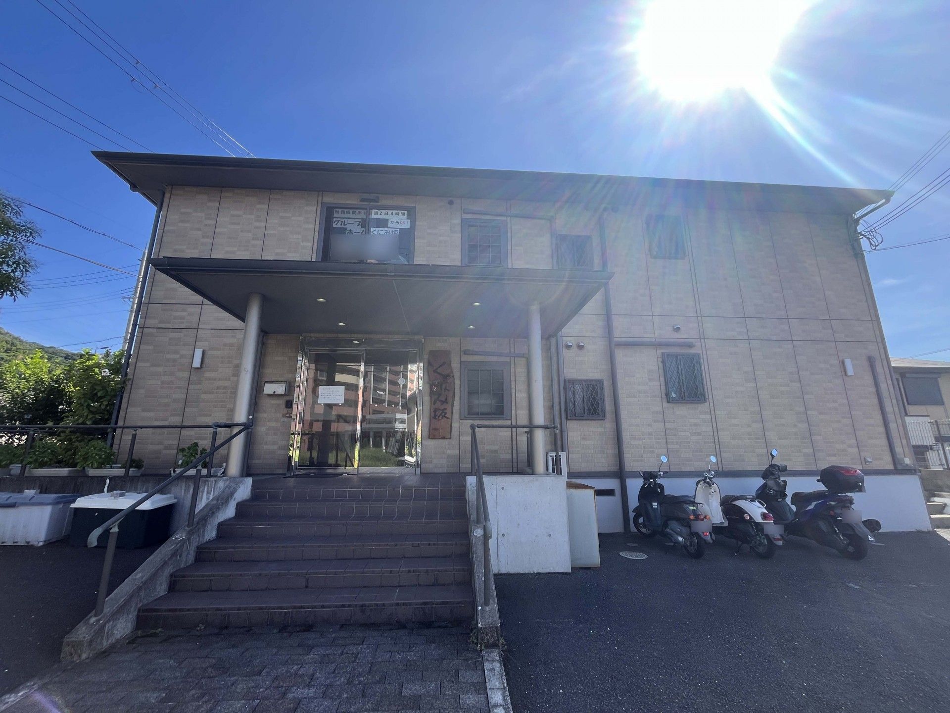 日差しが差し込む建物の入口