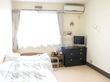 明るい個室のベッド周り
