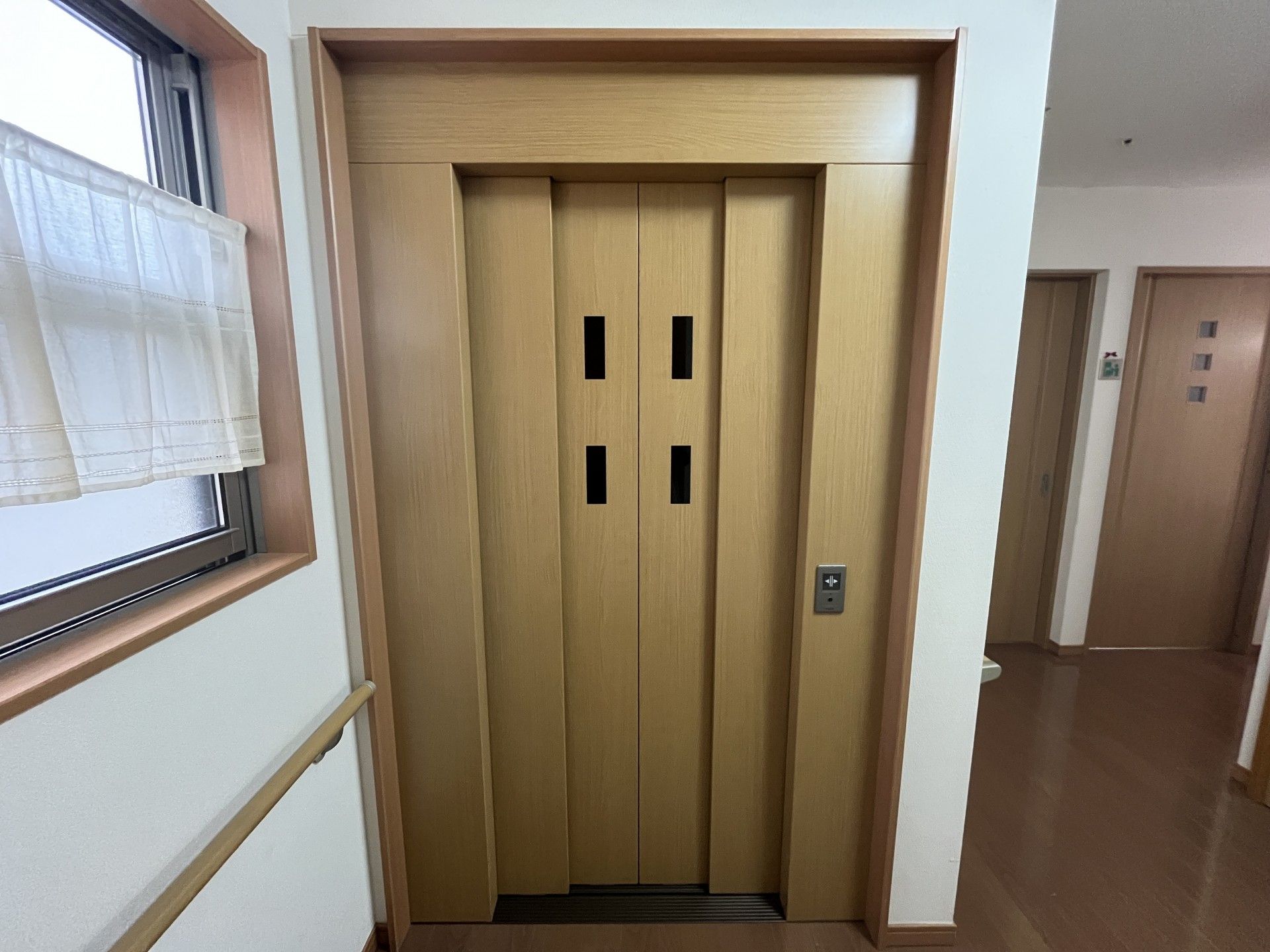 木目調のエレベーター