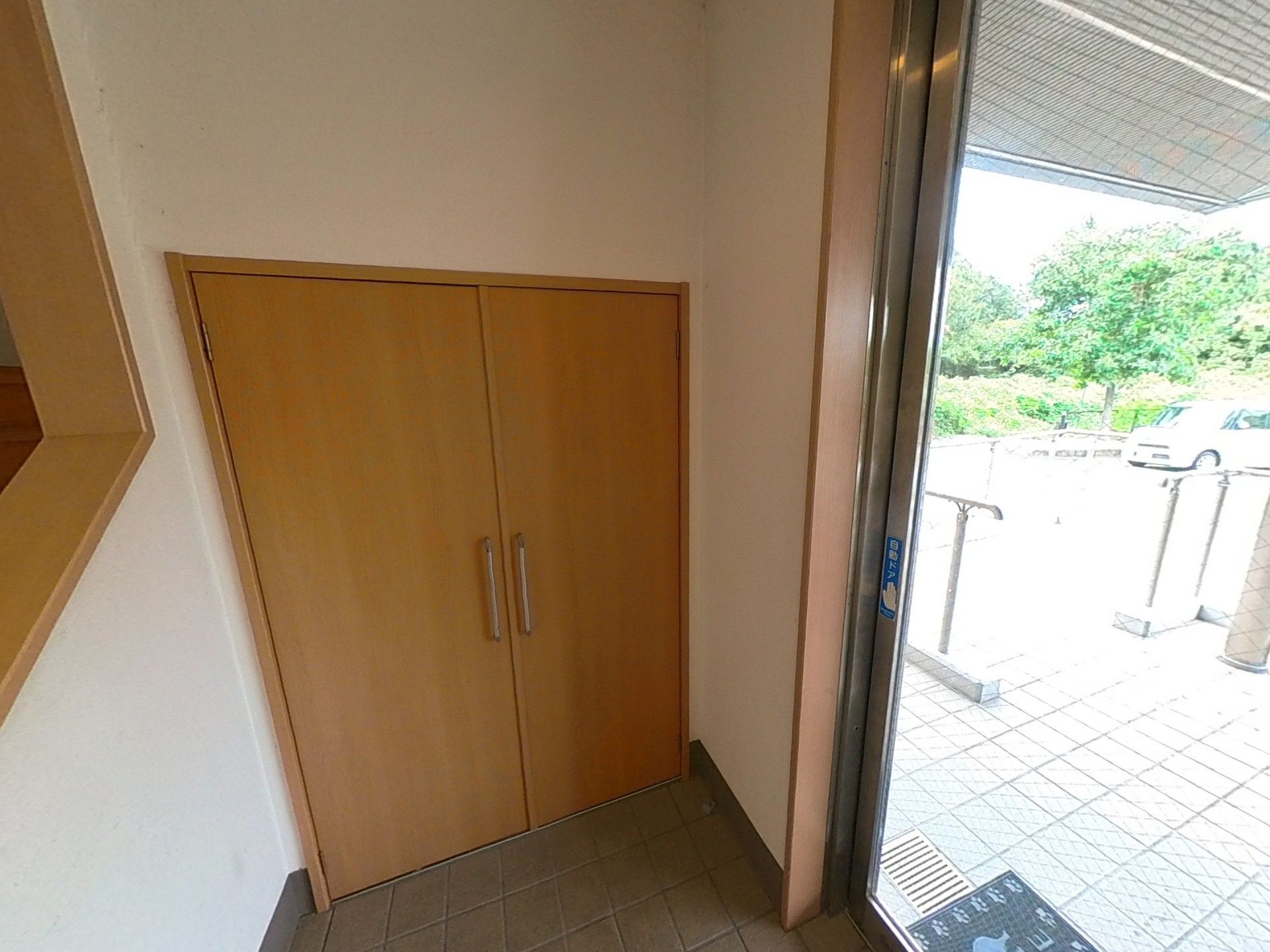 両開きの収納棚