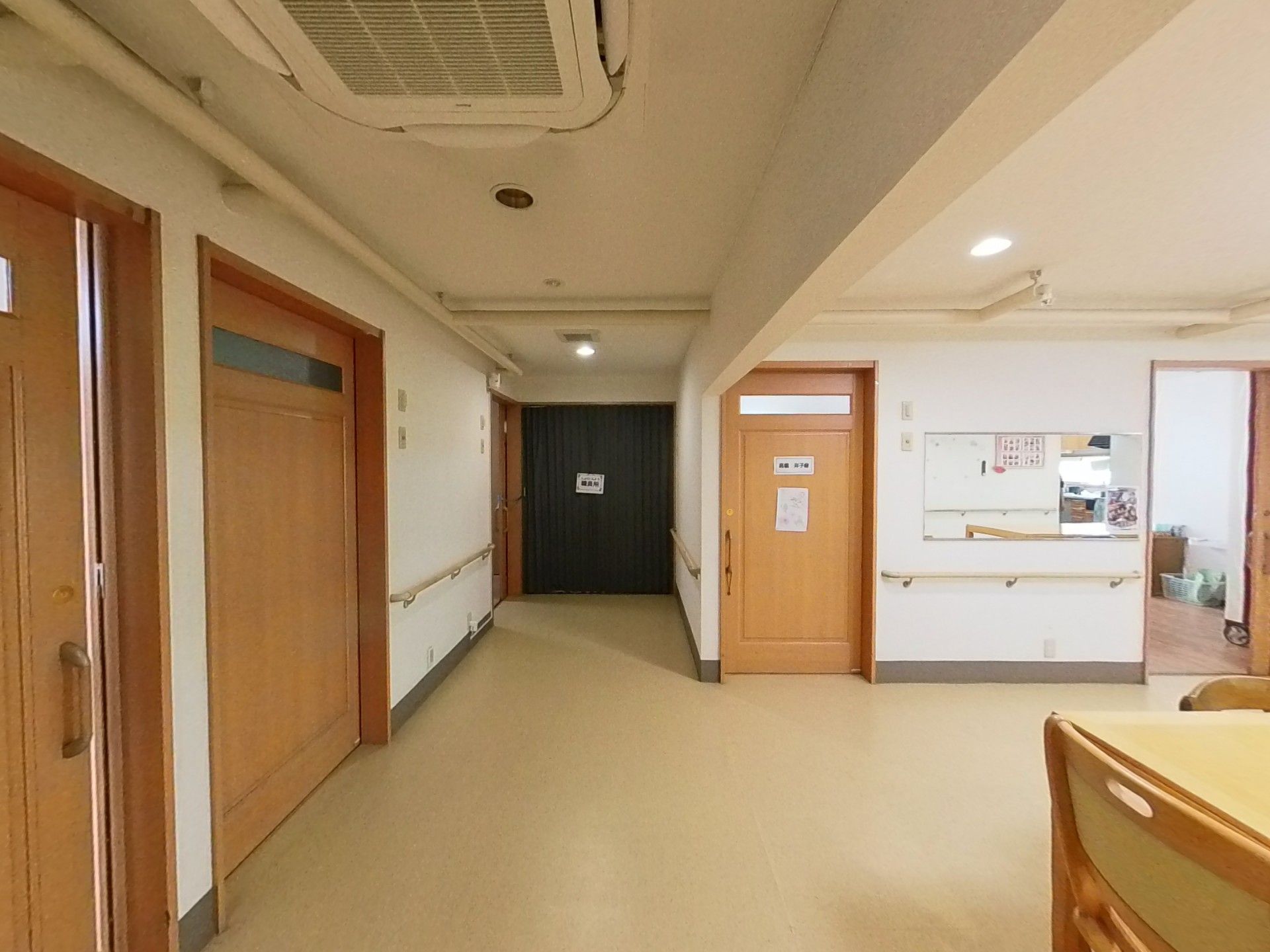 木の温かみのあるドア