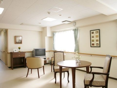 共有スペースは落ち着いた雰囲気で、テレビ鑑賞や景色を眺めながらゆっくりとくつろぐことができる。壁に絵画が飾られている。