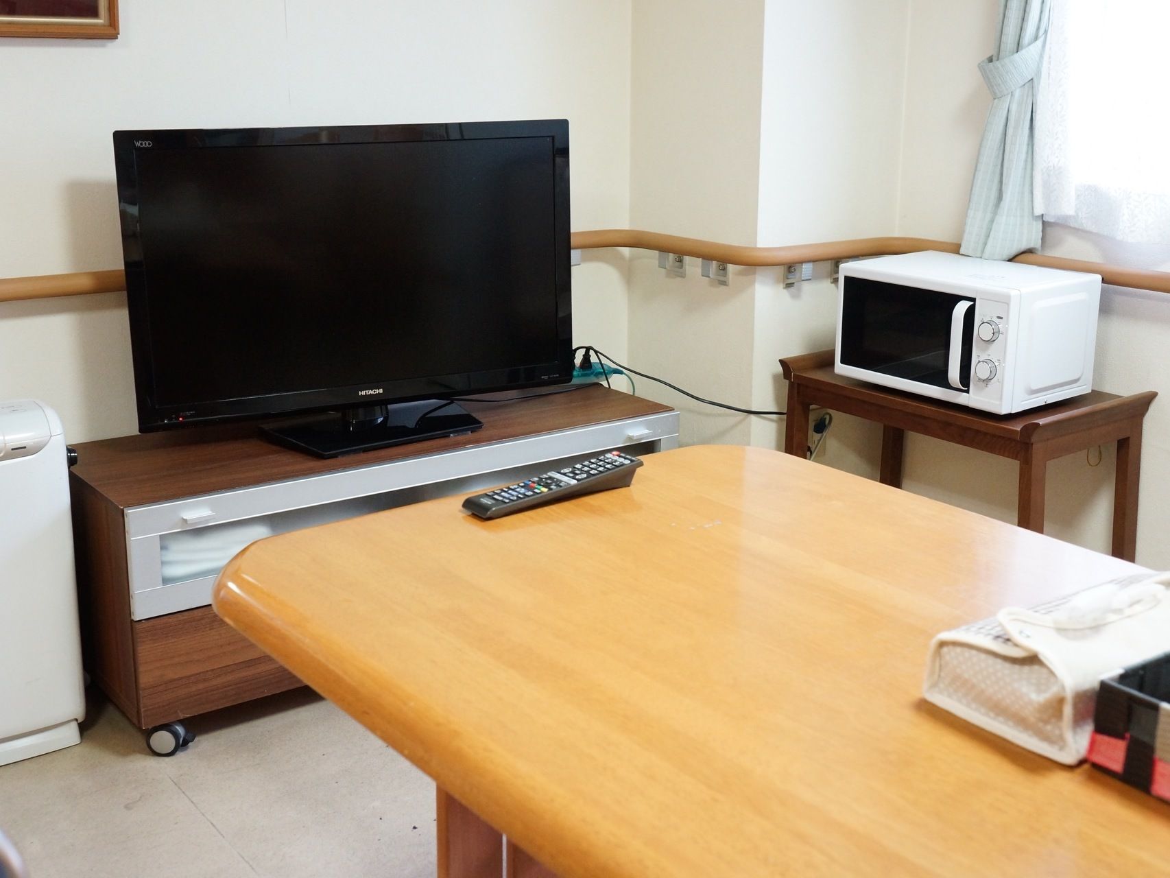 リビングと呼ばれる共有スペースには大きなテレビが置いてある。テレビの隣に電子レンジや空気清浄機などの備品も備わっている。
