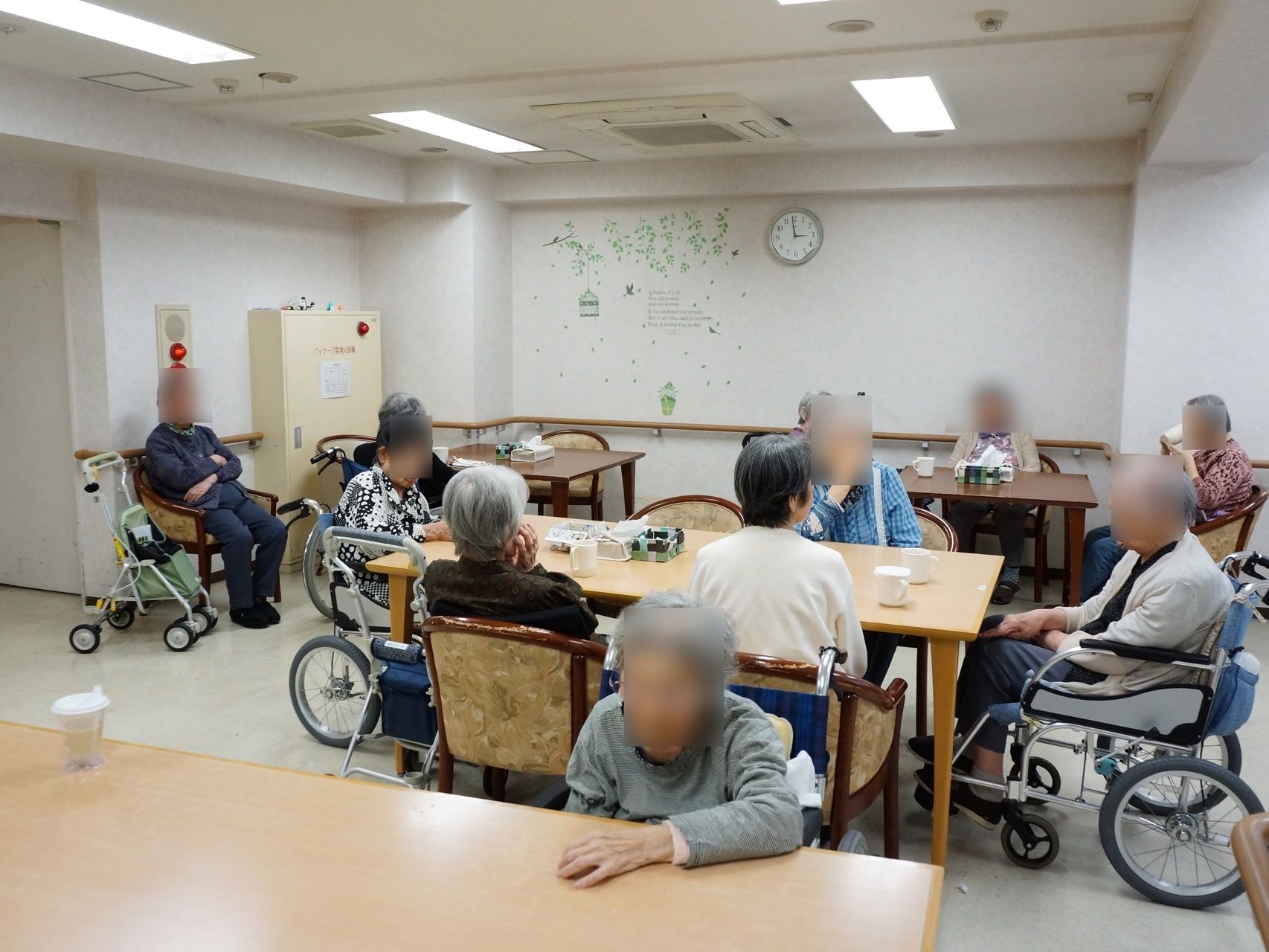 食堂は広々としており、談笑の場にも利用されている。食事の時間ではないが、多くの利用者様が集まって輪になり会話を楽しんでいる。