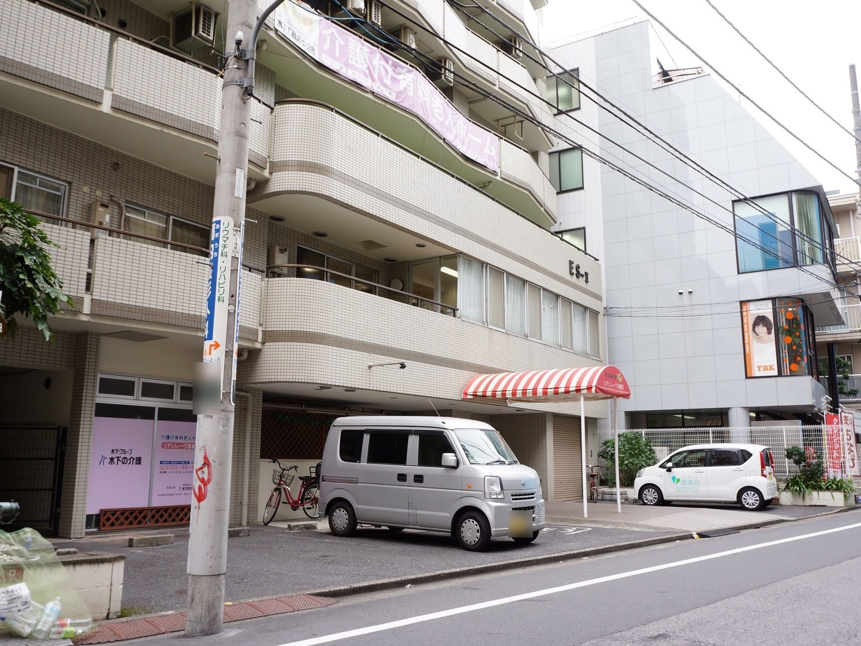白いタイル張りの８階建ての施設は、ごく普通の住宅街のマンションの１つに見える。建物の前に駐車スペースがあるが、その前はすぐに公道になる。