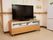 リビングには、大きな液晶テレビが壁に背を向けて設置してある。テレビ台には収納があり、タオルのような備品がしまってある。