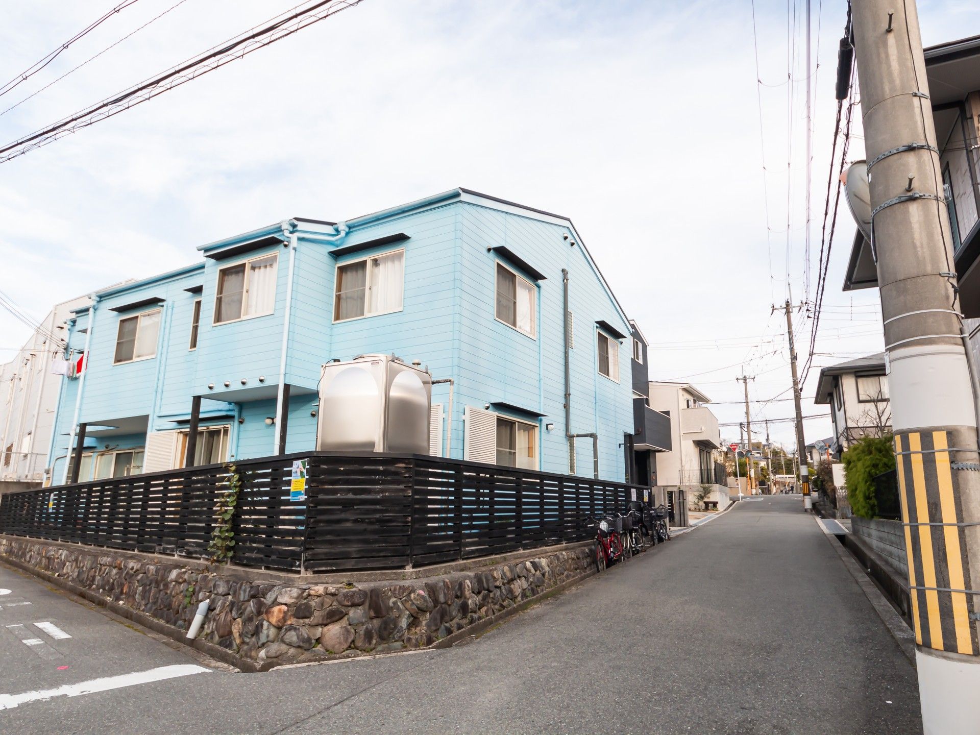 青い建物の外観