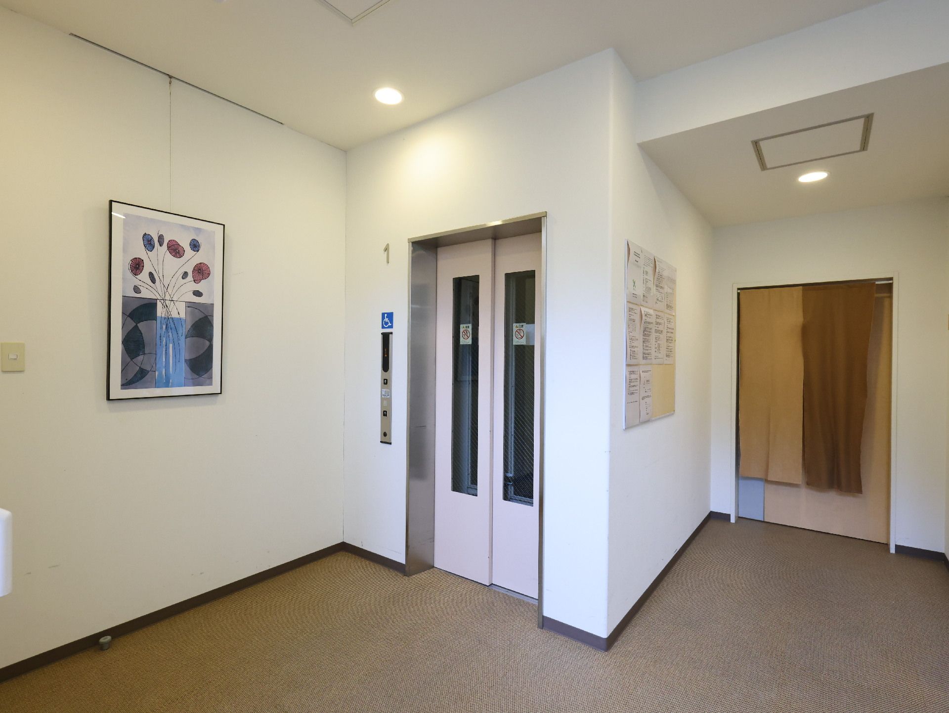 安全に利用できるように手すりがついているエレベーター