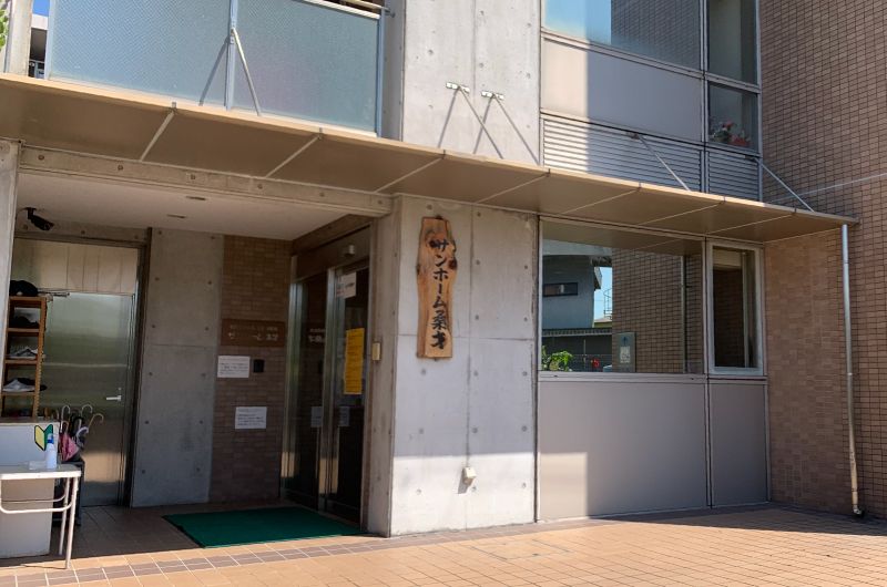 エントランスのある施設外観