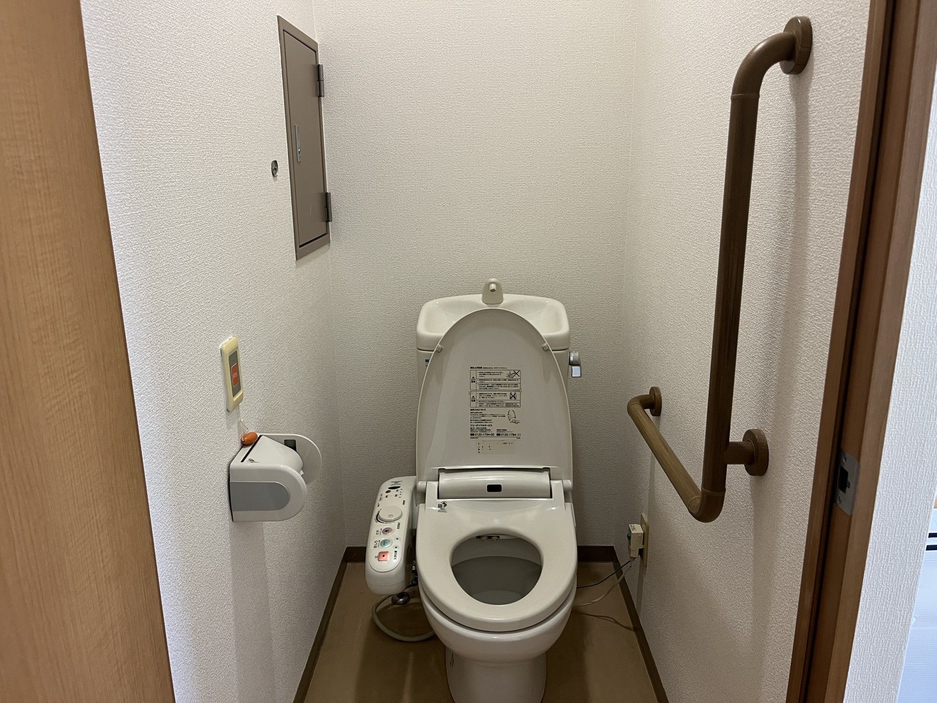 手すり付きのトイレ