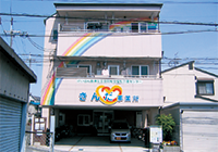 虹色のロゴが目印の建物