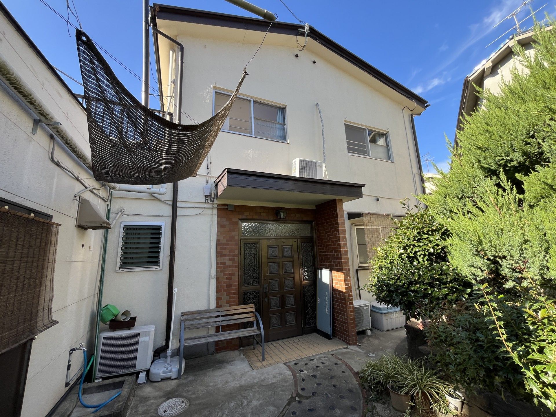 明るい入口のある建物