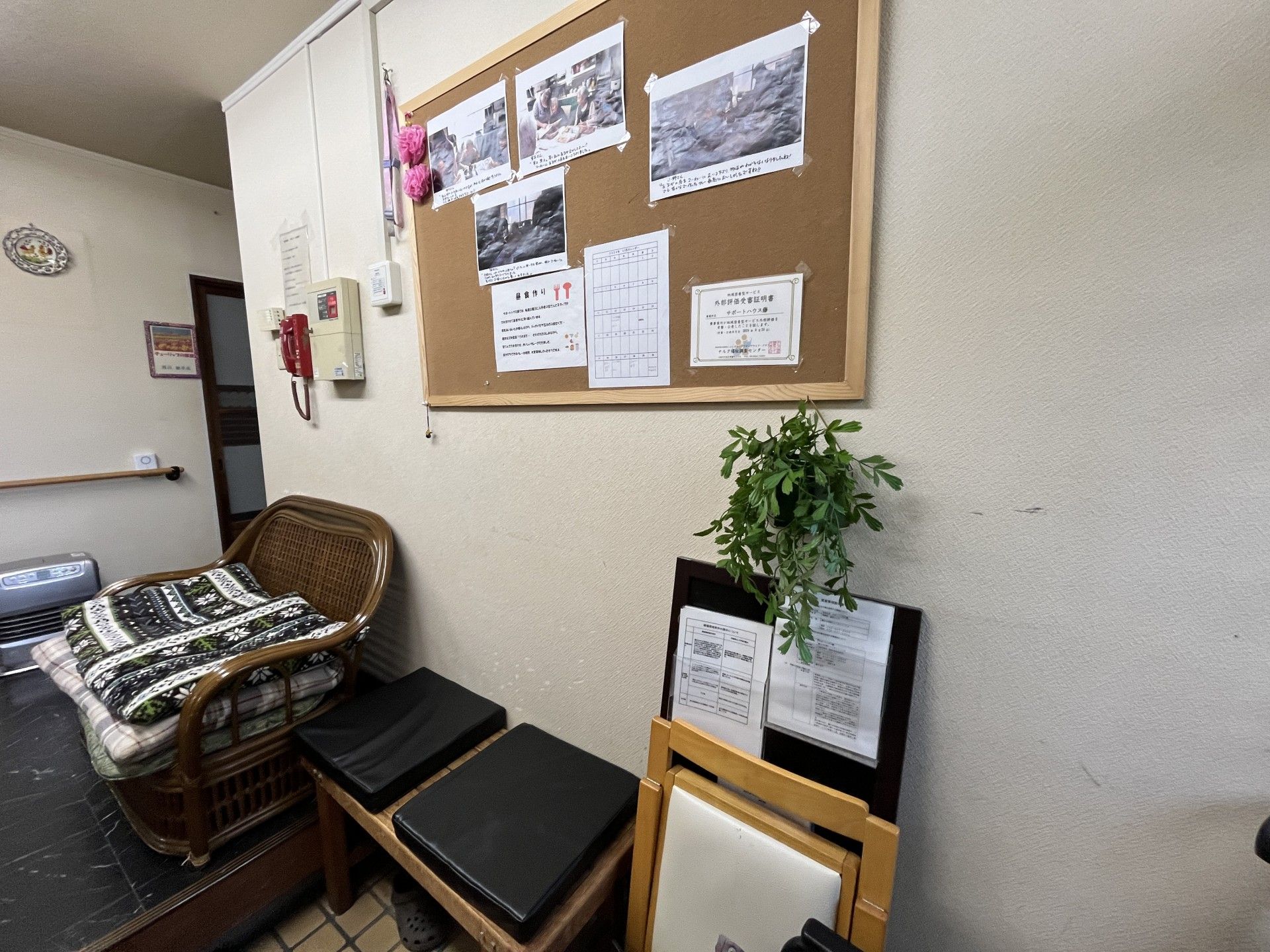 待合室の椅子と掲示板