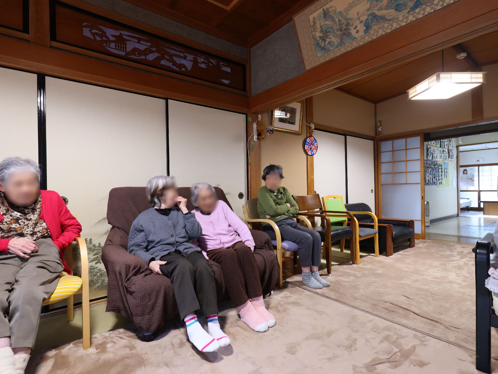 テーブルをかこんで椅子が設置されている共有スペース