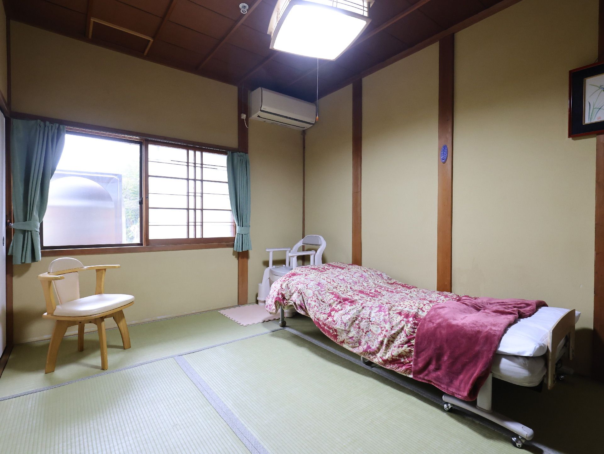 介護ベッドが設置された畳が敷かれた居室