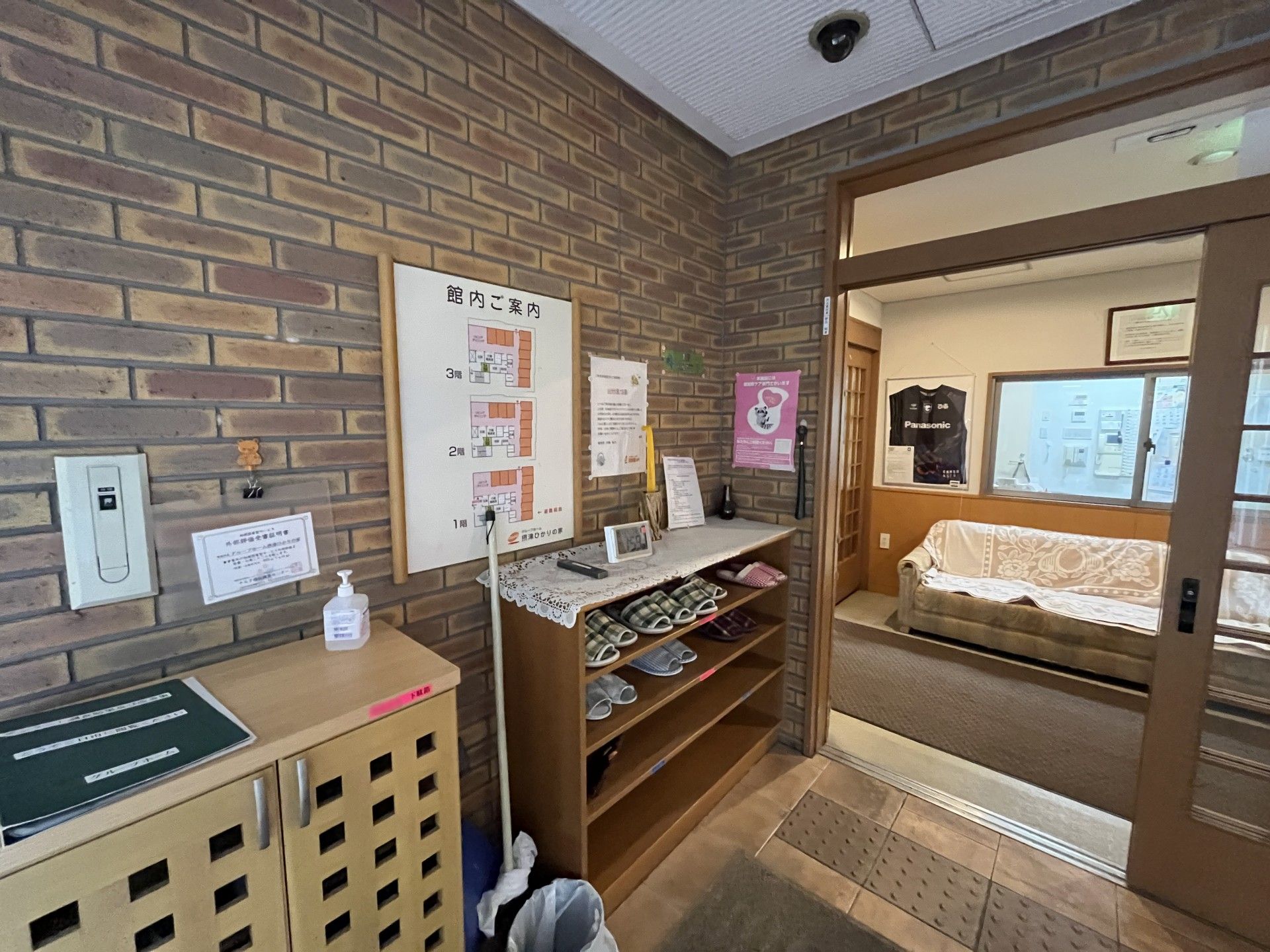 案内板とスリッパ棚の入口