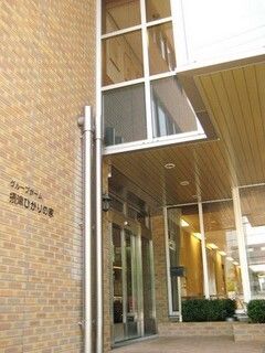 2階以上ある建物の外壁はレンガ調で、玄関には自動ドアや屋根が付き、段差が解消されている。