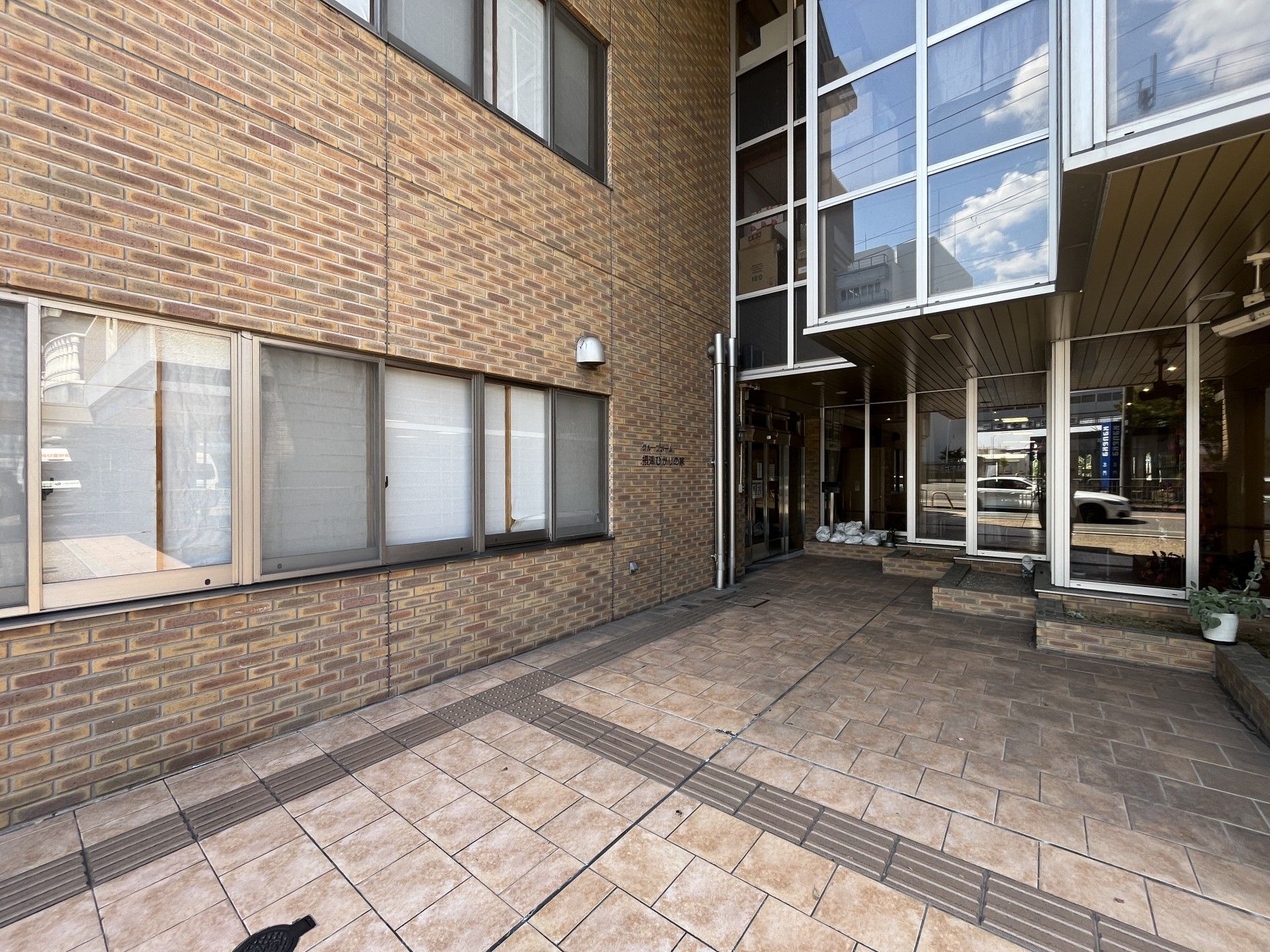 レンガ調の建物の入口
