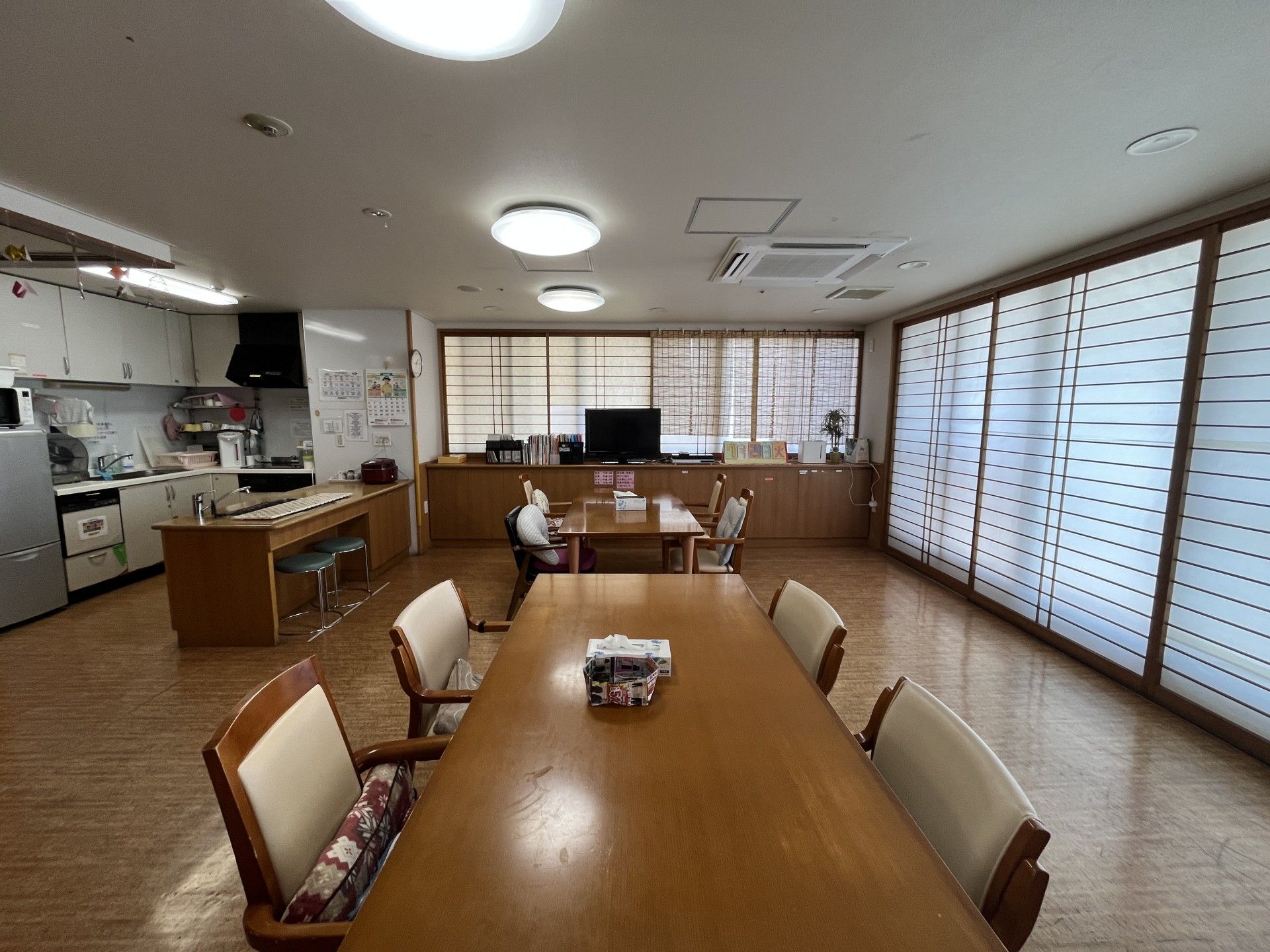 広いテーブルのある部屋