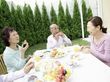 庭で交流する男性と女性